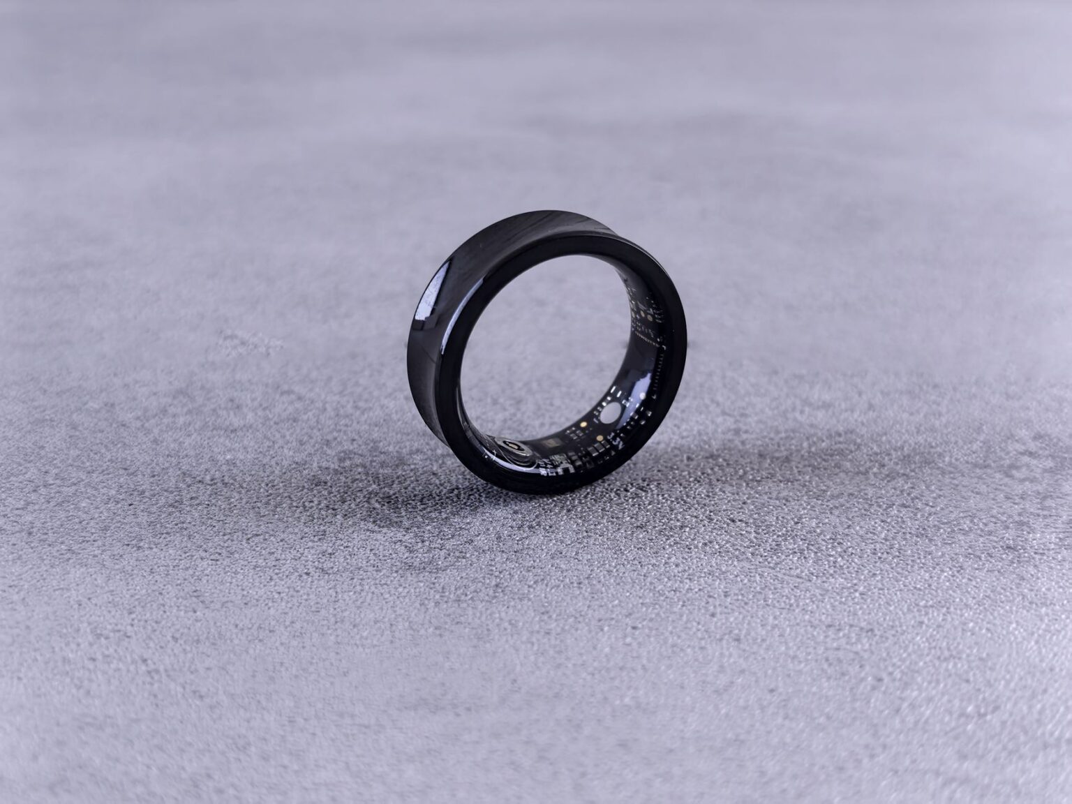 Czarny smart ring z widoczną elektroniką